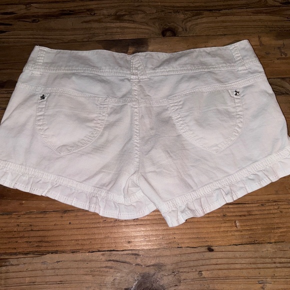 CI Sono by Cavalina Women's White Shorts Ruffle Leg 3 Button Sz Med - Picture 9 of 10